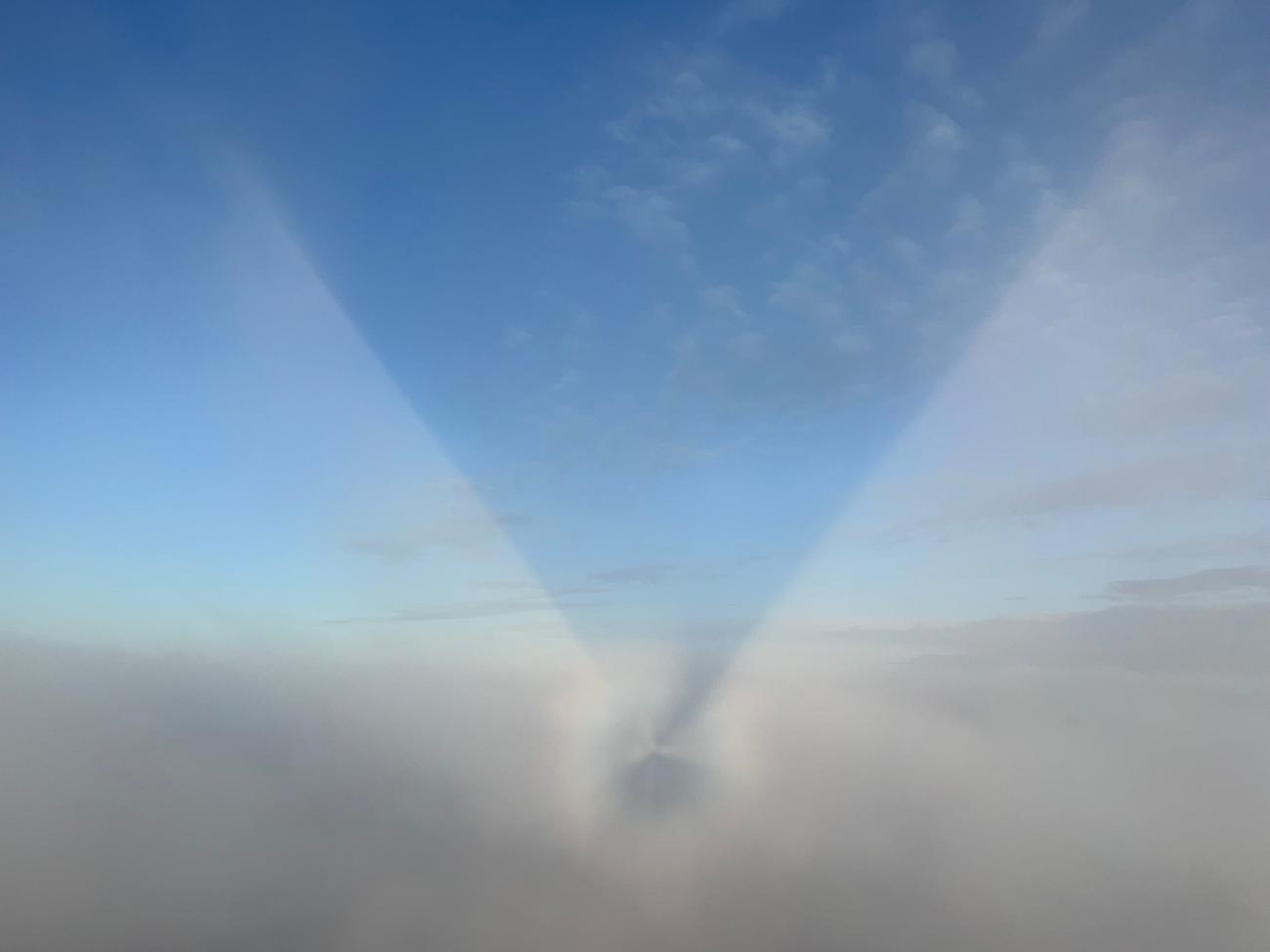 1800メートル上空の雲上で熱気球が投影された（撮影・金子真仁）