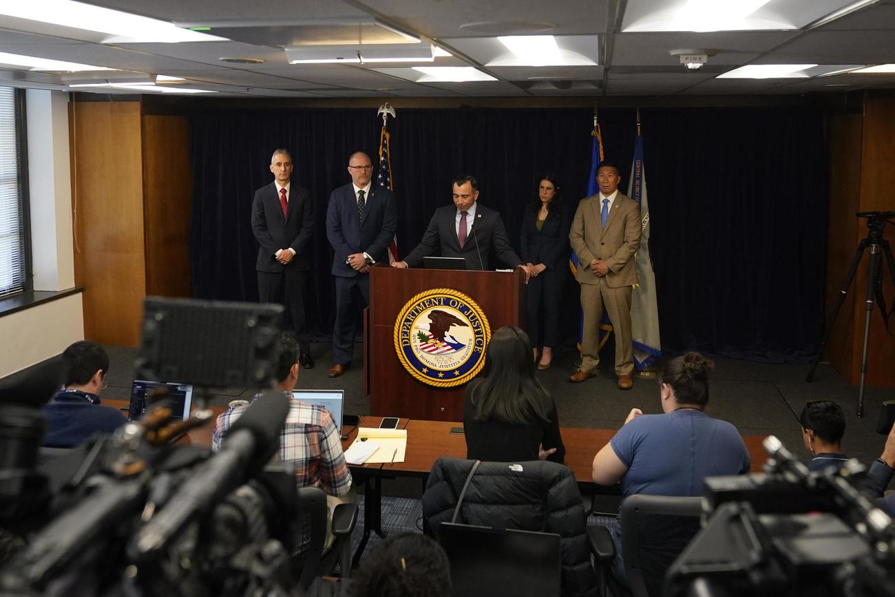 水原一平容疑者を銀行詐欺容疑で訴追した米連邦地検の記者会見（AP＝共同）