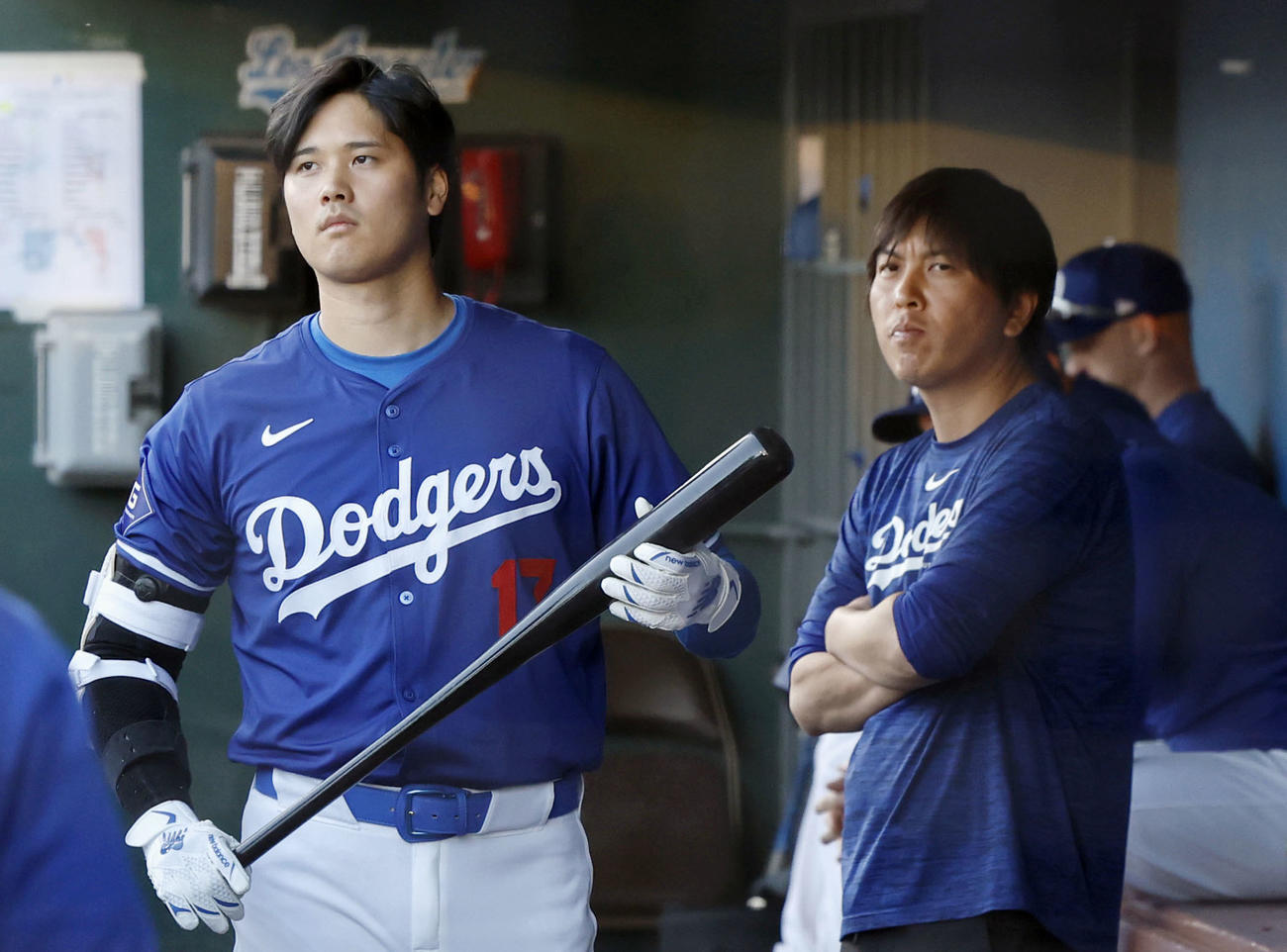 米大リーグ、ドジャースの大谷翔平選手（左）と水原一平容疑者（3月、共同）