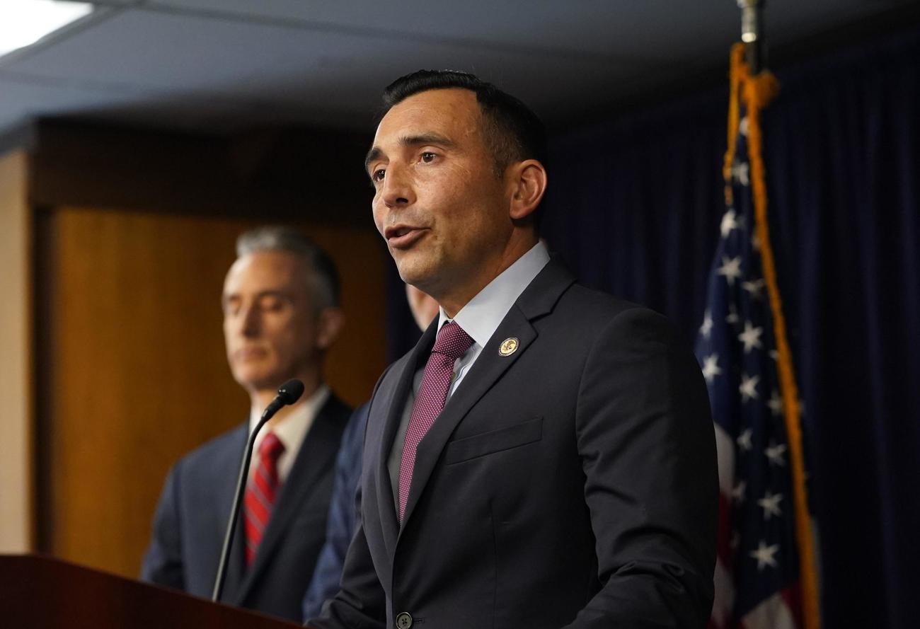 記者会見で水原一平容疑者の訴追を発表する米当局者（AP＝共同）