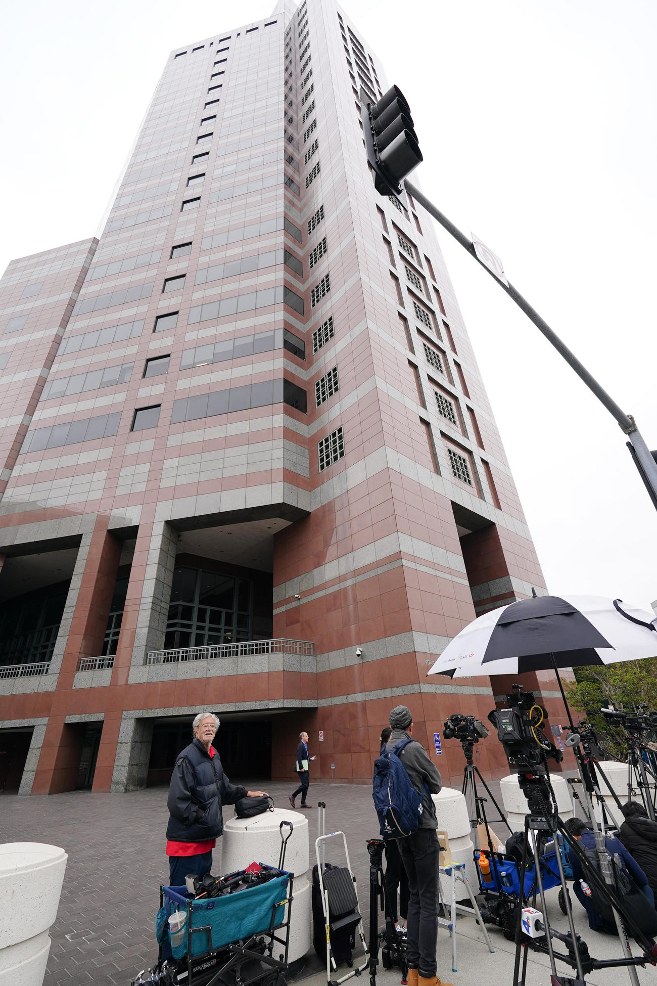 水原一平容疑者が出廷するロサンゼルス連邦地方裁判所に集まった報道陣（撮影・菅敏）