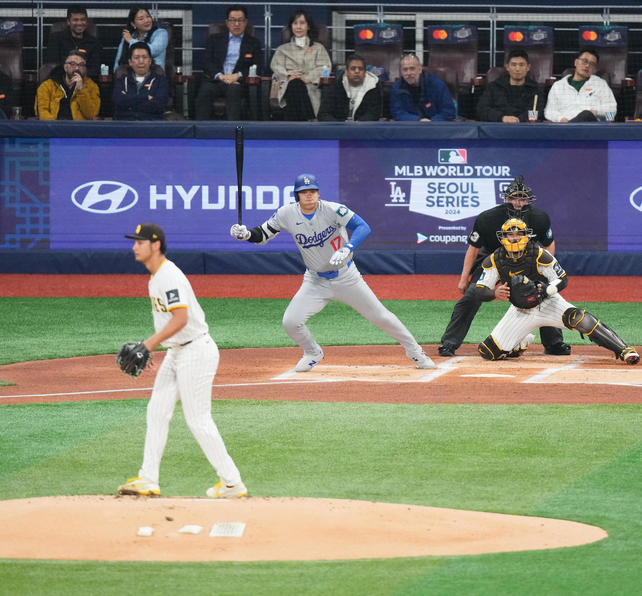 パドレス対ドジャース　1回表ドジャース無死一塁、大谷は遊ゴロを打つ。投手ダルビッシュ（2024年3月20日撮影）