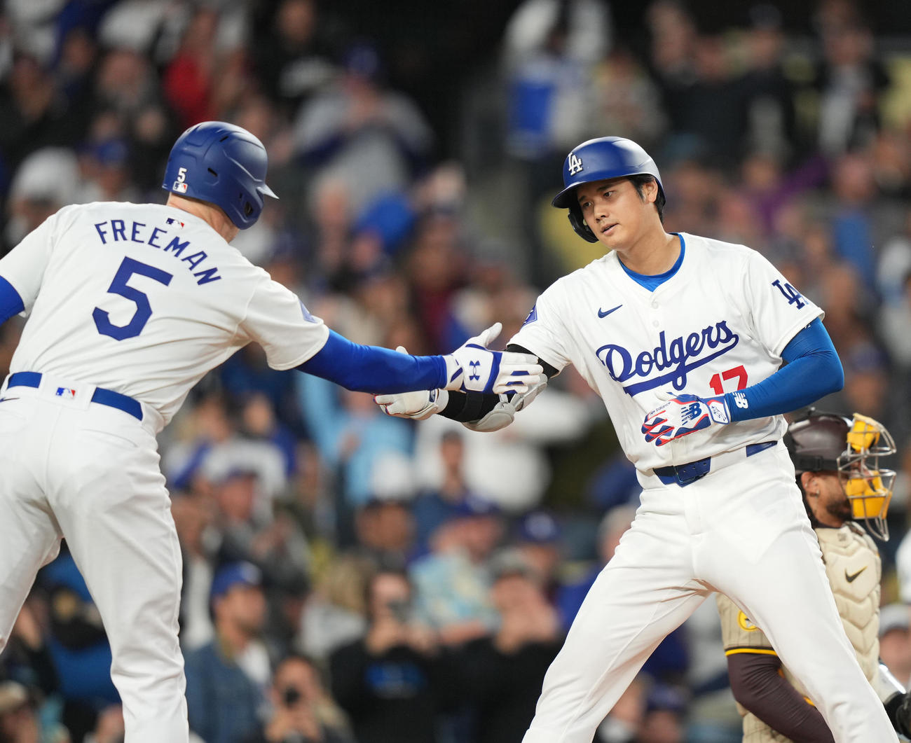 ドジャース対パドレス　1回裏ドジャース1死、4号ソロ本塁打を放ち、フレディ・フリーマン（左）に迎えられる大谷（撮影・菅敏）