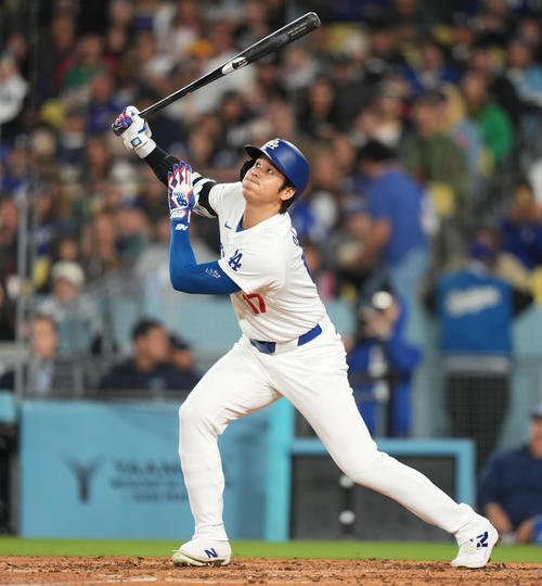 ドジャース対パドレス 5回裏ドジャース無死、左二塁打を放つ大谷(撮影・菅敏)