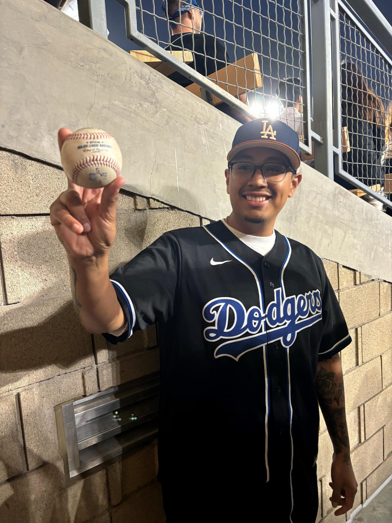 ドジャース大谷の通算175号の記念ボールをゲットしたアレン・カマチョさん
