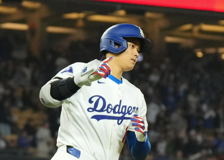 ドジャース対パドレス　1回裏ドジャース1死、4号ソロ本塁打を放ち、指を突き上げる大谷（撮影・菅敏）