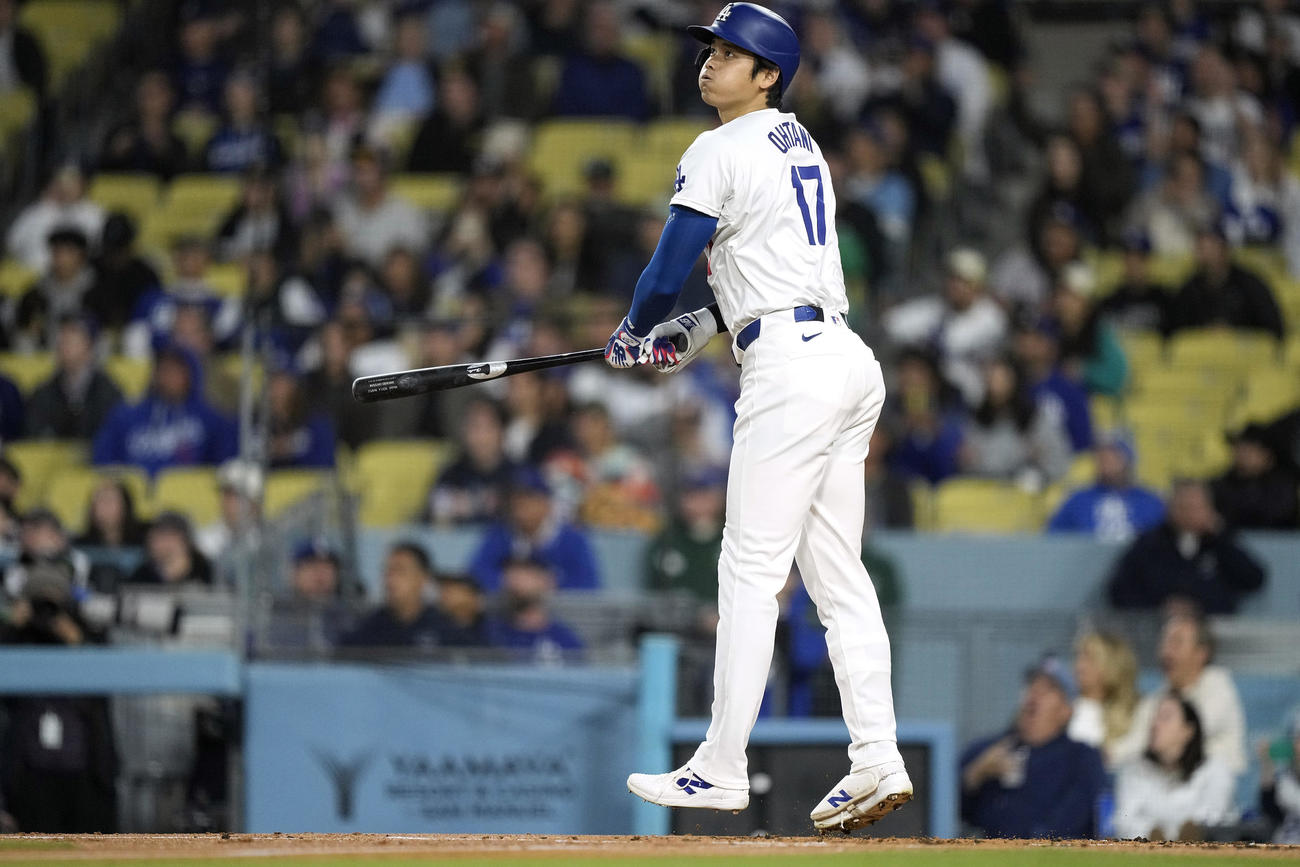 ドジャース対パドレス　本塁打を放った大谷翔平は打席で小さくジャンプ（AP）