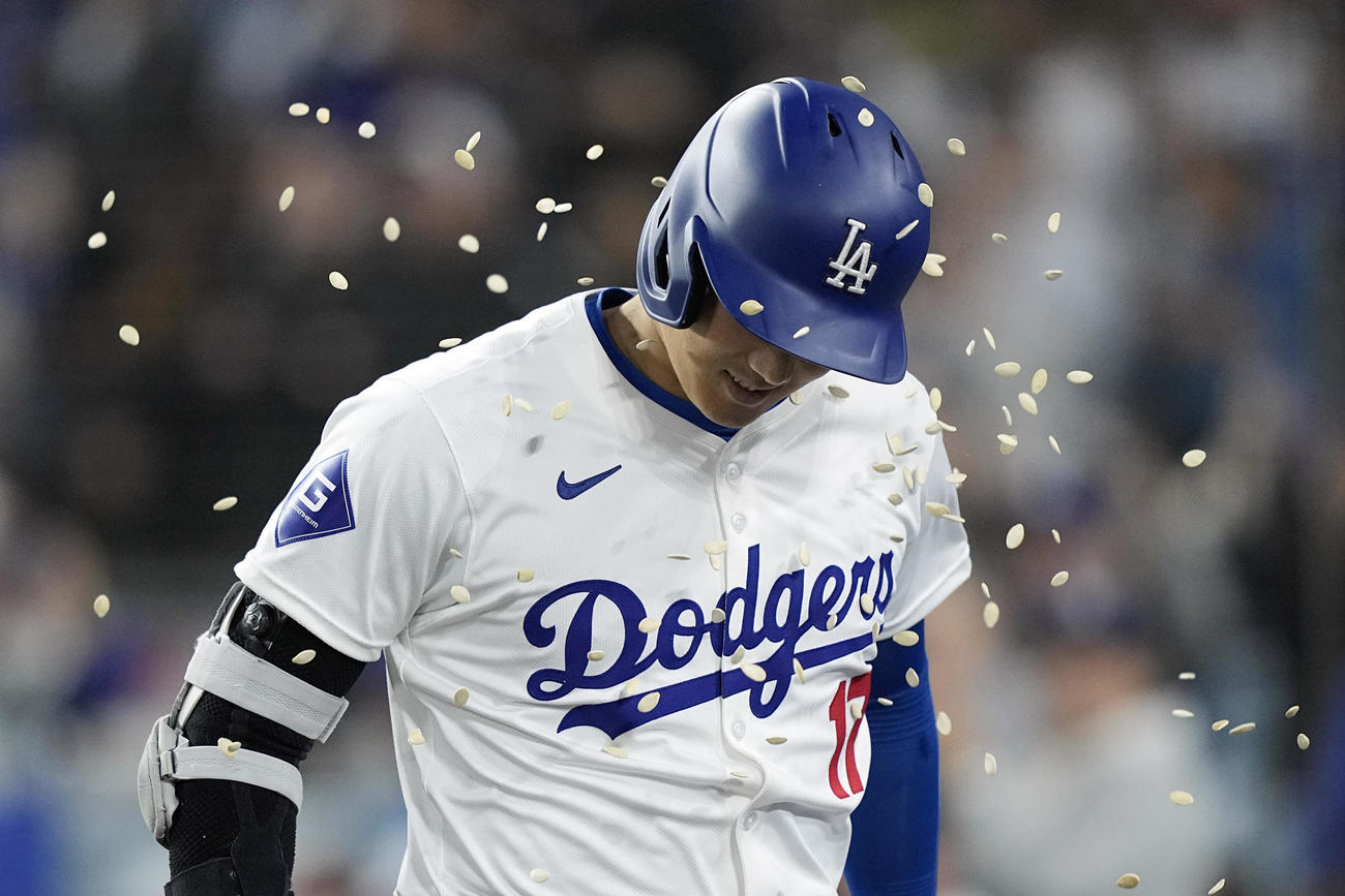 ドジャース対パドレス　本塁打を放った大谷翔平はベンチ前でカボチャの種で祝福される（AP）