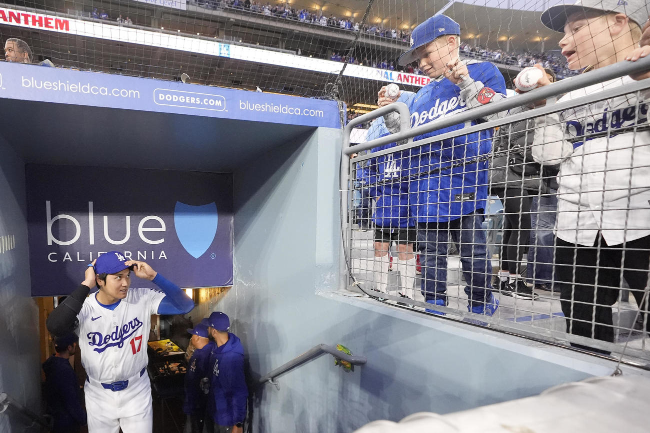 ドジャース対パドレス　グラウンドに出てくるドジャース大谷翔平をうれしそうに見つめる子どもたち（AP）