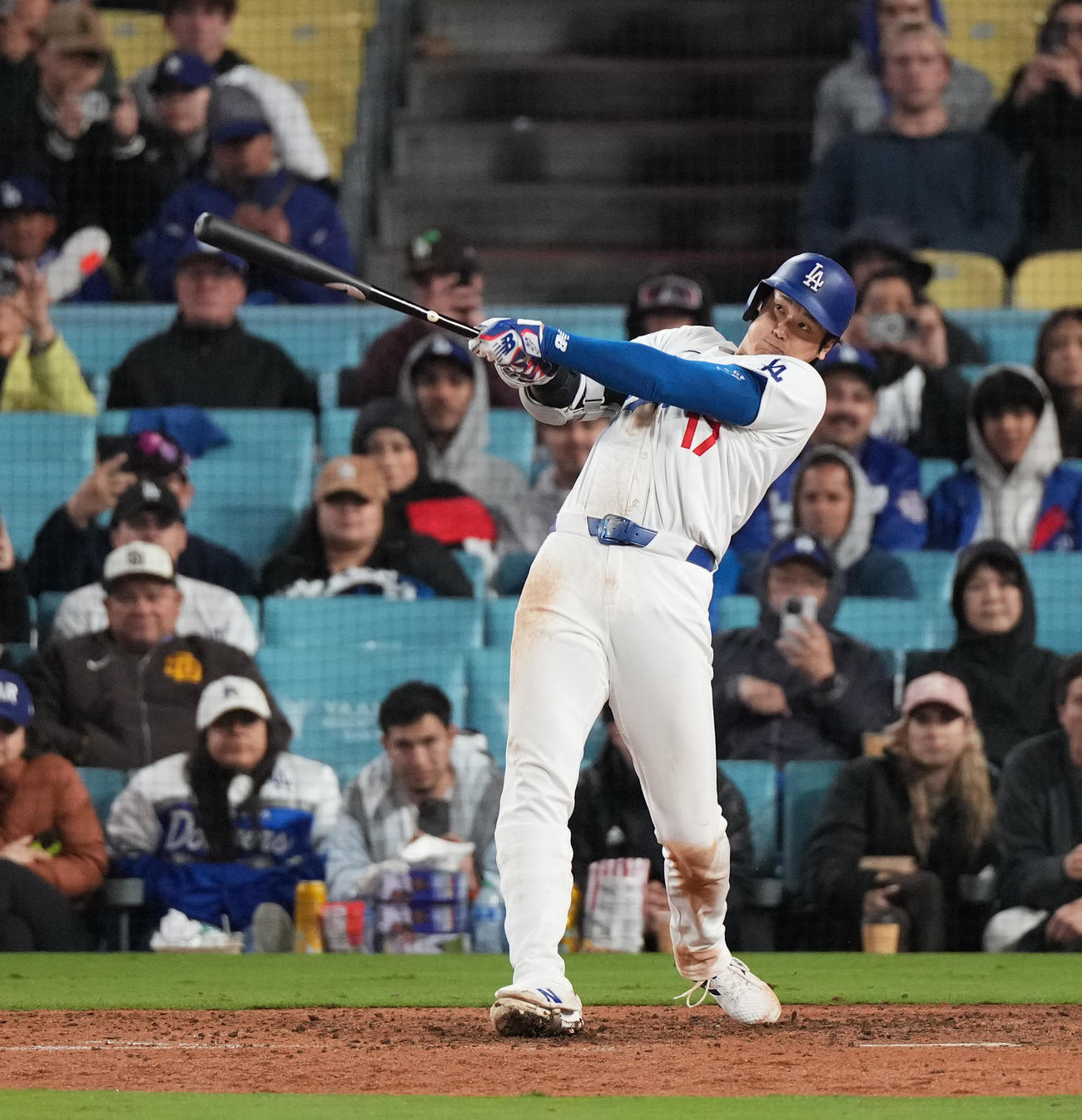 ドジャース対パドレス　8回裏ドジャース2死一塁、右飛に倒れる大谷（撮影・菅敏）