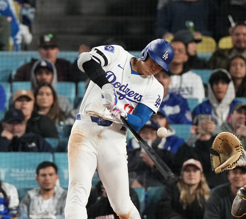 ドジャース対パドレス　4回裏ドジャース2死二塁、三飛に倒れる大谷（撮影・菅敏）