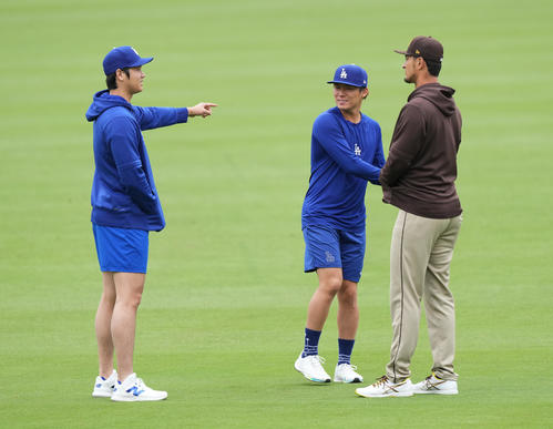 ドジャース対パドレス　試合前、パドレス・ダルビッシュ（右）にあいさつするドジャース大谷。左は山本（撮影・菅敏）