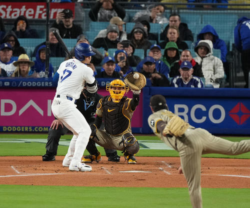 ドジャース対パドレス　1回裏ドジャース1死、四球を選ぶ大谷。投手ウォルドロン（撮影・菅敏）
