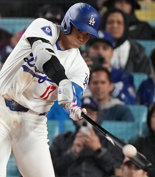 ドジャース対パドレス　6回裏ドジャース1死二、三塁、中犠飛を放つ大谷（撮影・菅敏）