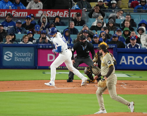 ドジャース対パドレス　1回裏ドジャース1死、四球を選ぶ大谷。投手ウォルドロン（撮影・菅敏）