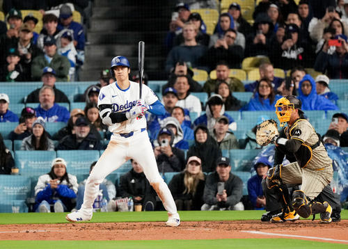 ドジャース対パドレス　3回裏ドジャース無死一塁、四球を選ぶ大谷（撮影・菅敏）