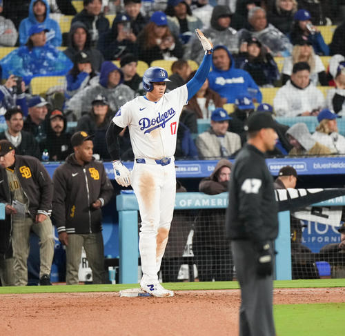 ドジャース対パドレス　3回裏ドジャース無死一塁、四球を選び、ベンチに向かって手を上げる大谷（撮影・菅敏）
