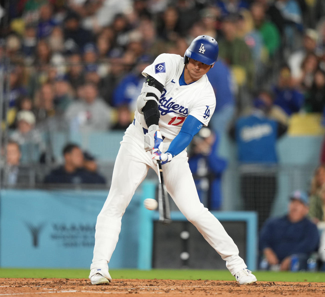 ドジャース対パドレス　5回裏ドジャース無死、左二塁打を放つ大谷（撮影・菅敏）