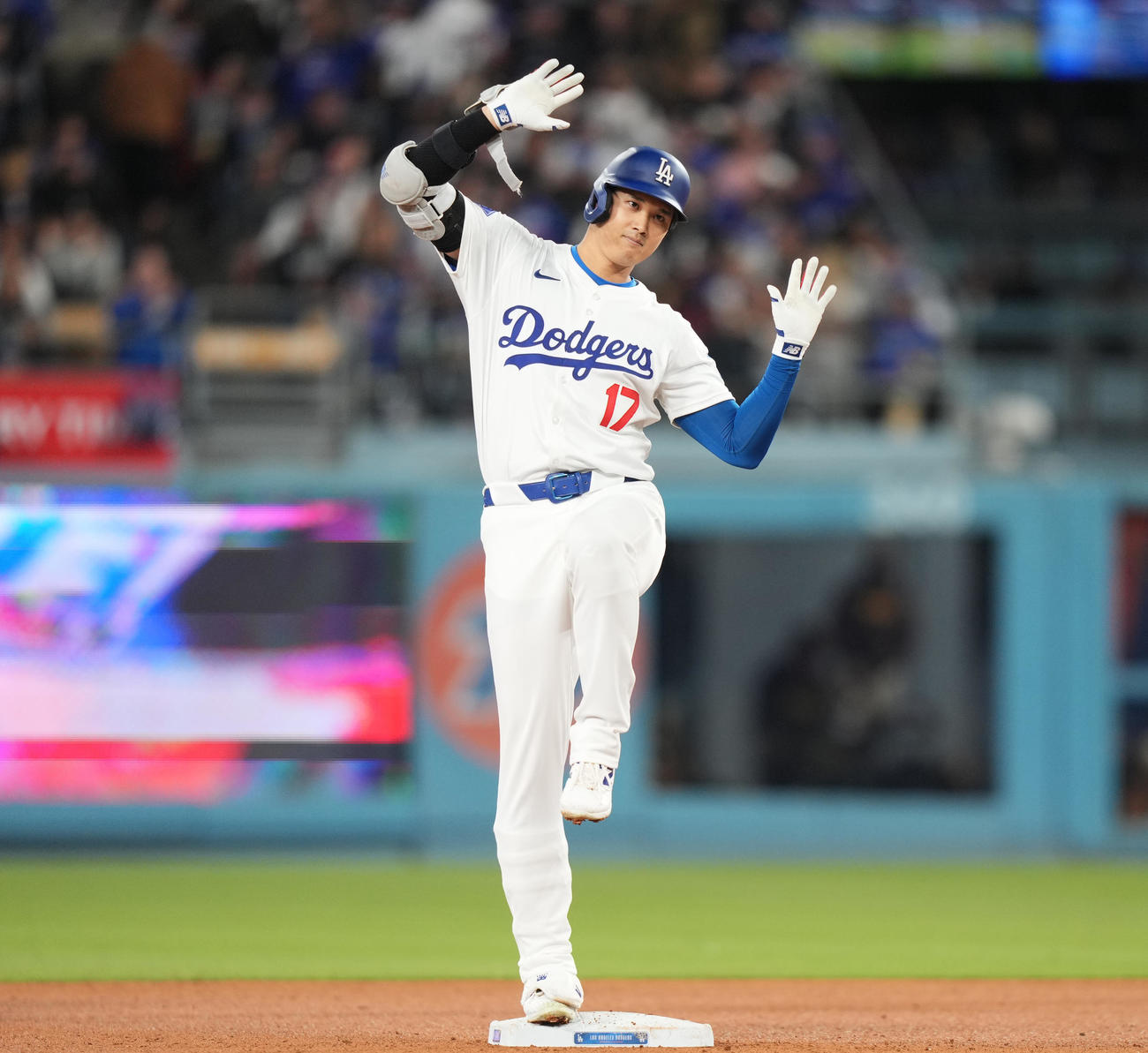 ドジャース対パドレス　5回裏ドジャース無死、左二塁打を放ち、ポーズをとる大谷（撮影・菅敏）
