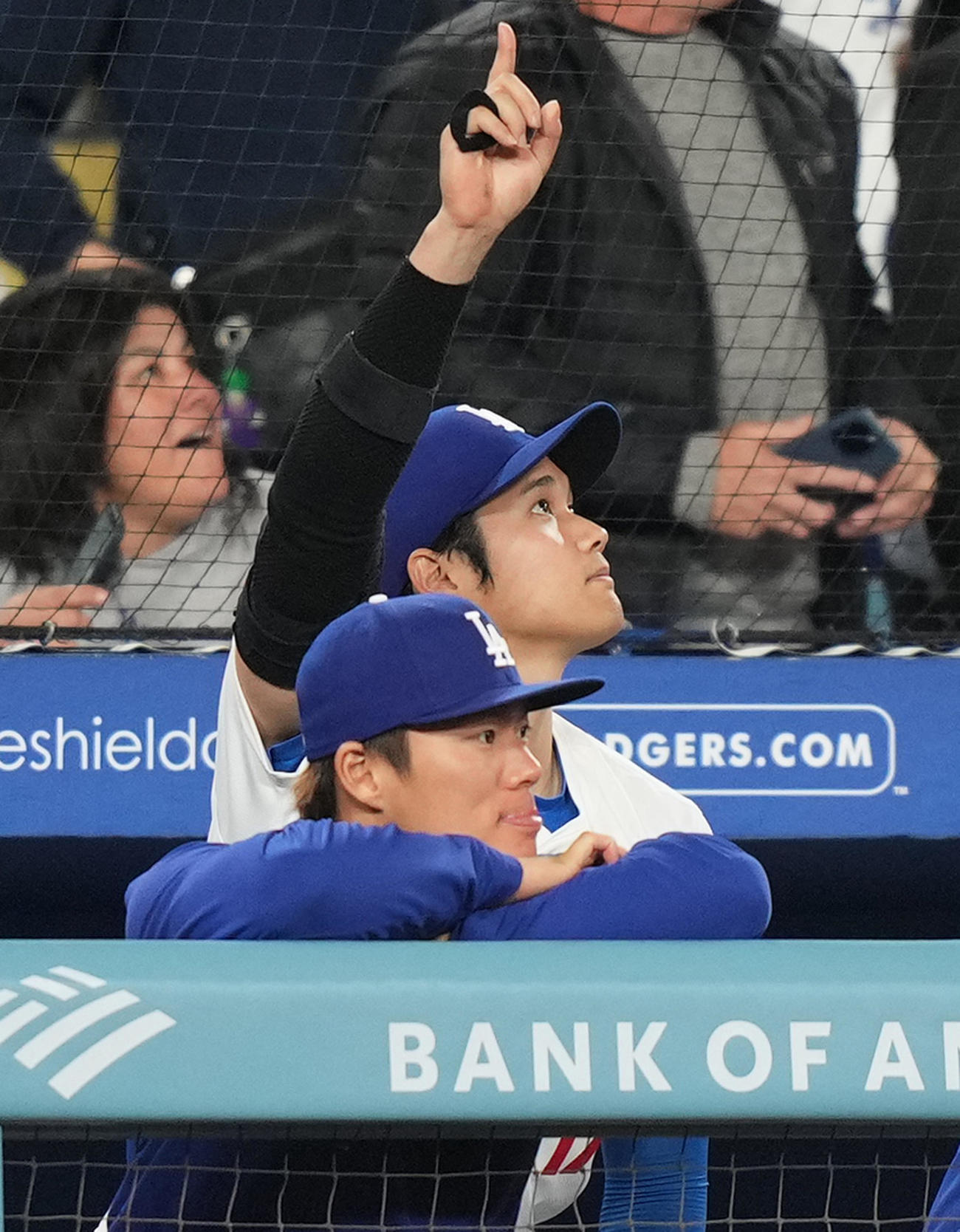 ドジャース対パドレス　10回、味方の攻撃をベンチから見守る大谷と山本（左）（撮影・菅敏）