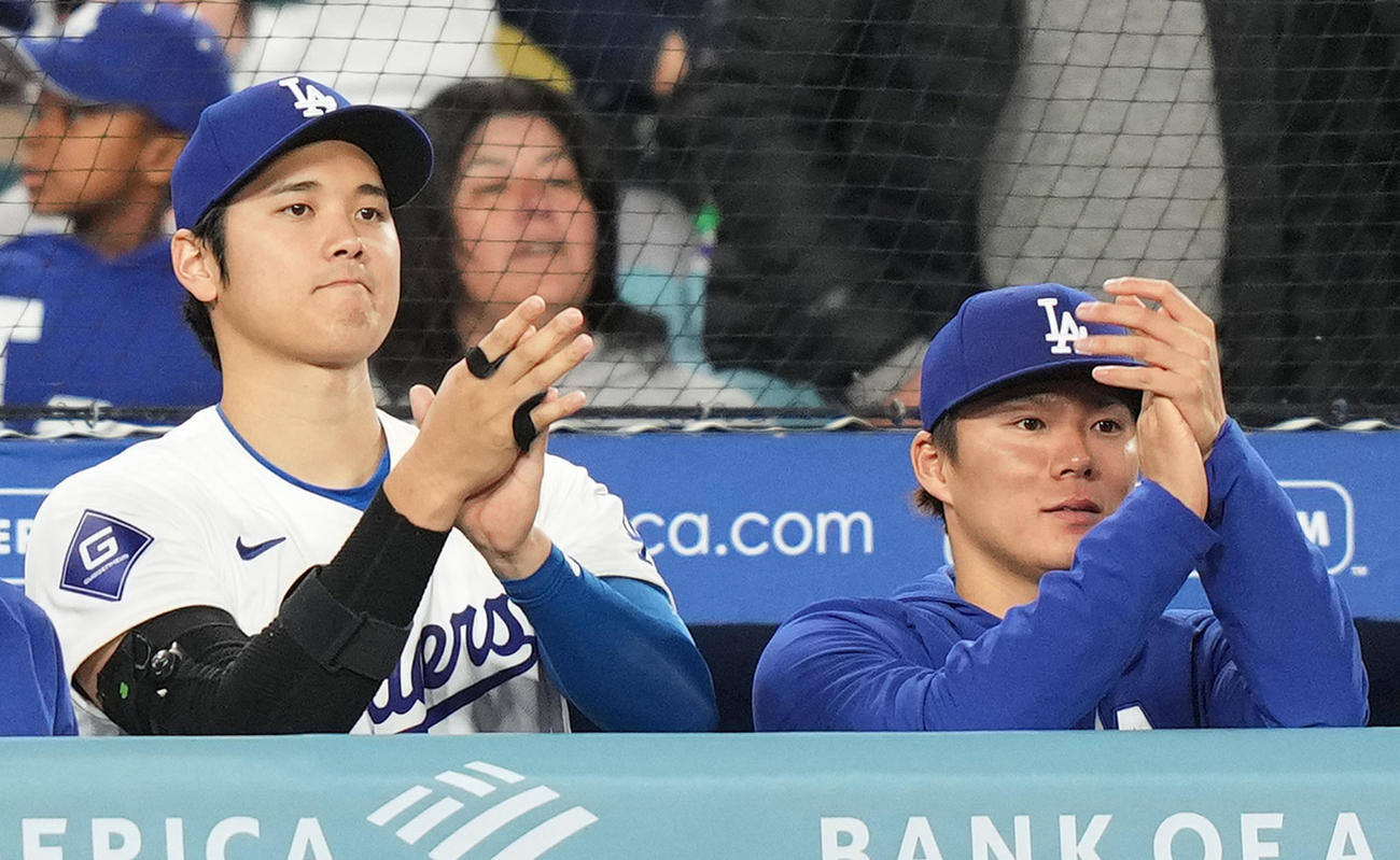 ドジャース対パドレス　10回、味方の攻撃をベンチから見守る大谷と山本（右）（撮影・菅敏）