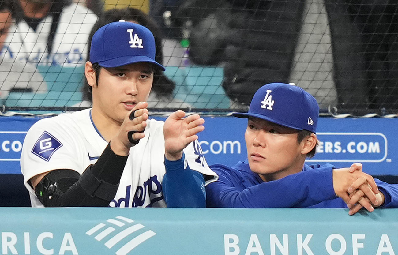 ドジャース対パドレス　10回、ベンチで話す大谷と山本（右）（撮影・菅敏）