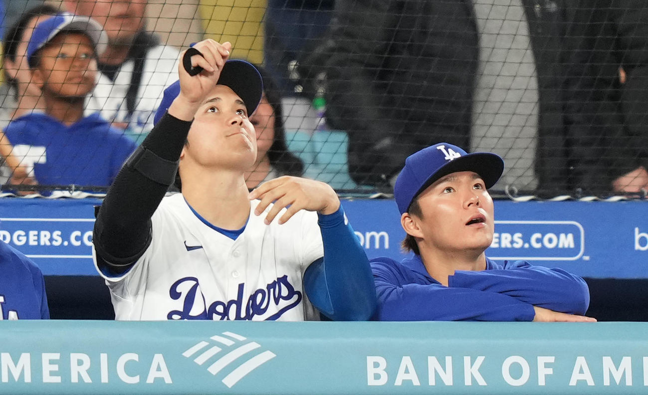 ドジャース対パドレス　10回、味方の攻撃をベンチから見守る大谷と山本（右）（撮影・菅敏）