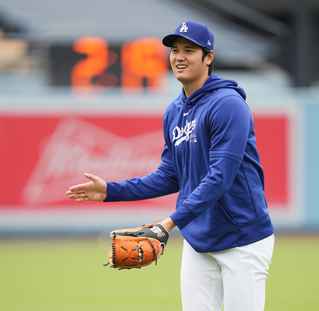 ドジャース対パドレス　試合前、リラックスした表情でキャッチボールをするドジャース大谷（撮影・菅敏）