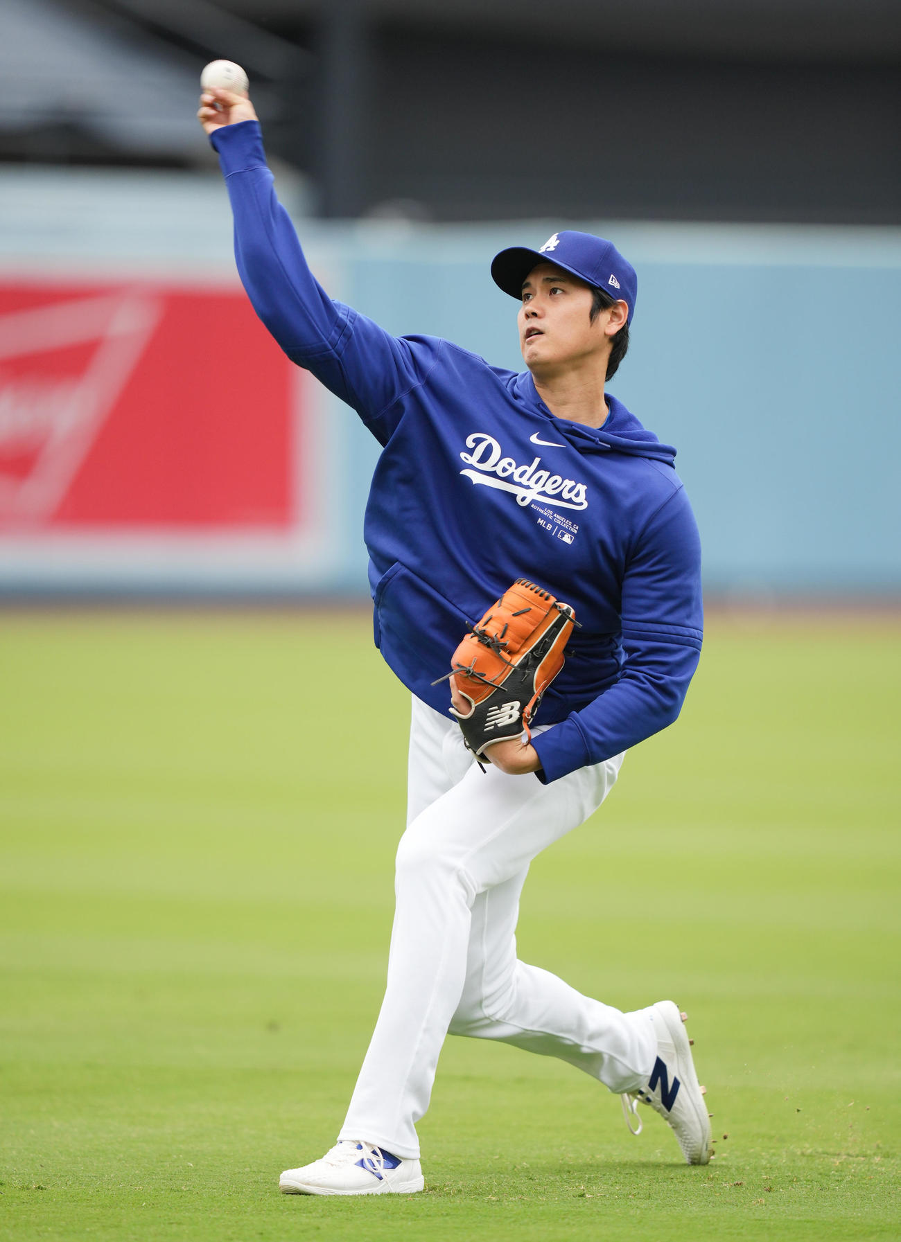 ドジャース対パドレス　試合前、キャッチボールをするドジャース大谷（撮影・菅敏）