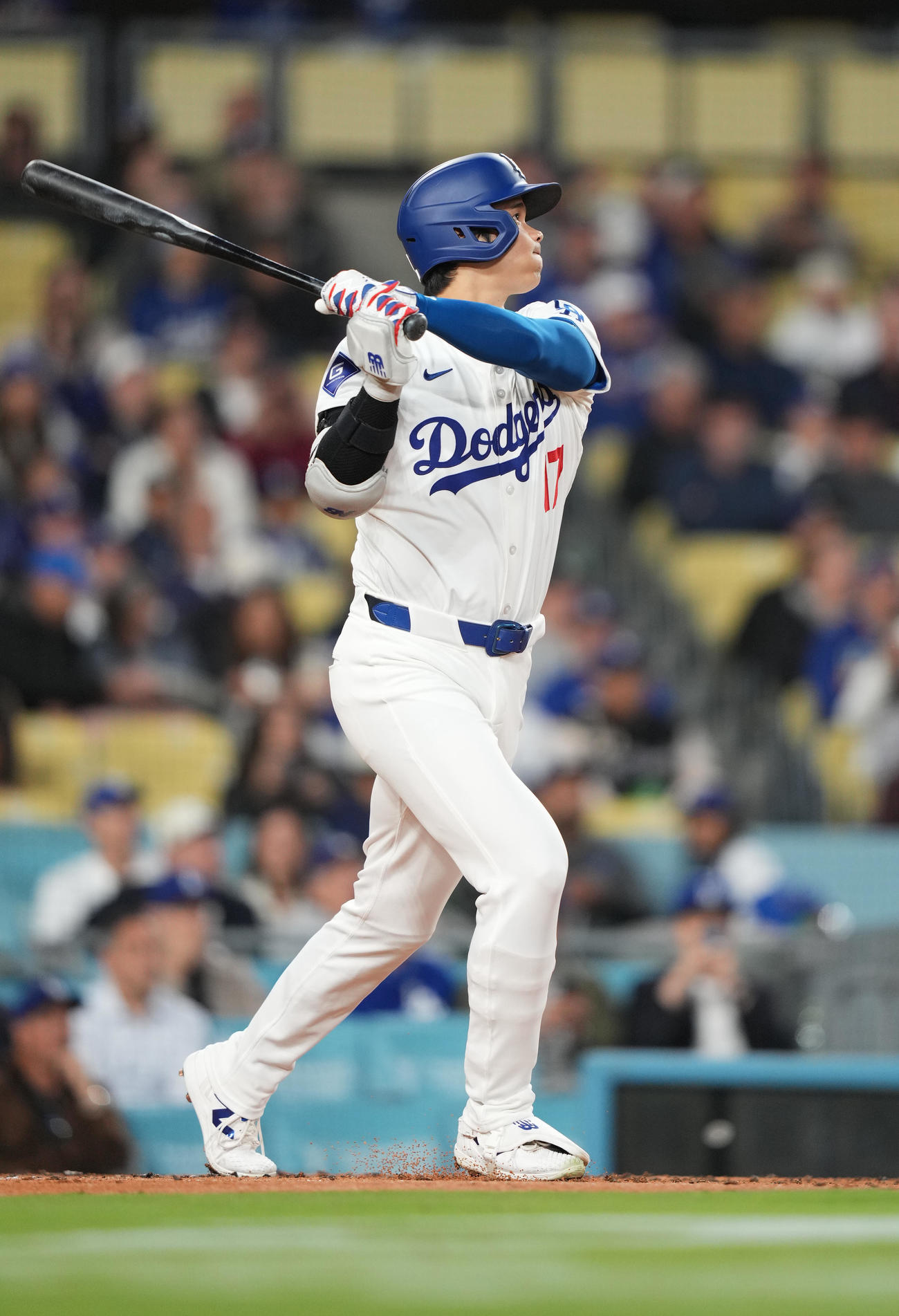 ドジャース対パドレス　1回裏ドジャース1死、4号ソロ本塁打を放つ大谷（撮影・菅敏）