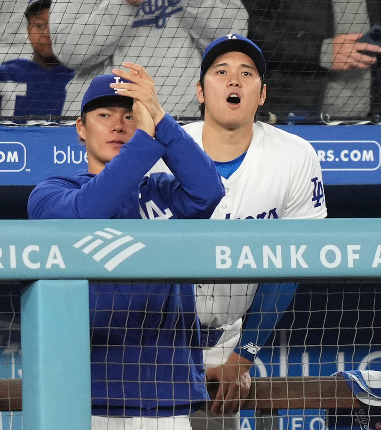 ドジャース対パドレス　10回、味方の攻撃をベンチから見守る大谷と山本（左）（撮影・菅敏）