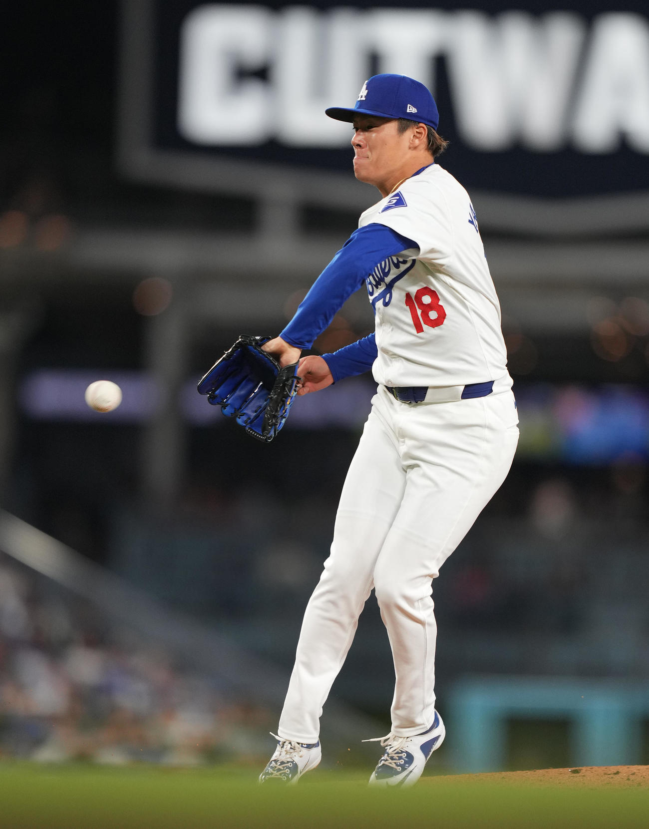 ドジャース対パドレス　2回表パドレス2死、ウェードの投ゴロを捕球する山本（撮影・菅敏）