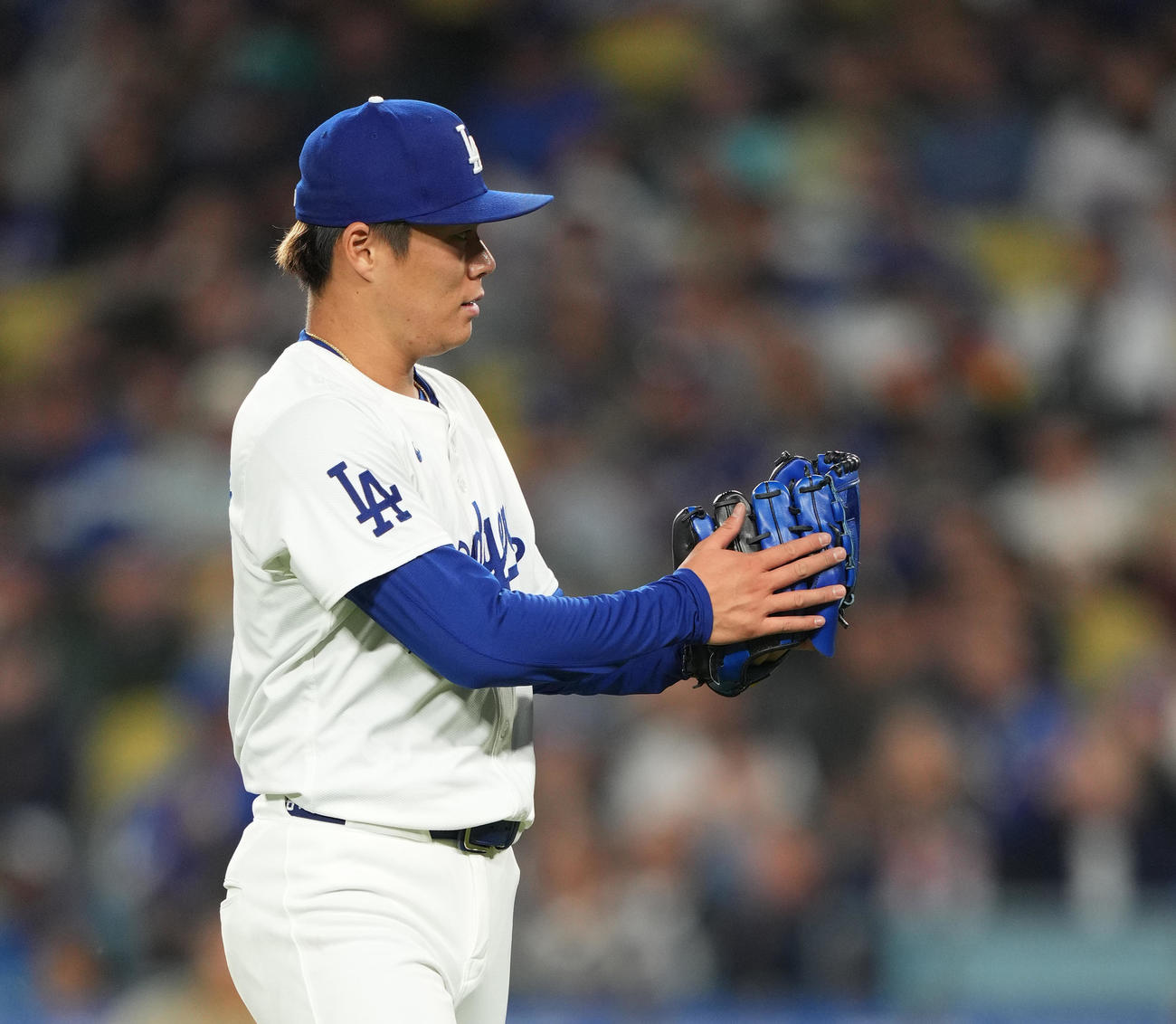 ドジャース対パドレス　5回の投球を終え、グラブをたたく山本（撮影・菅敏）