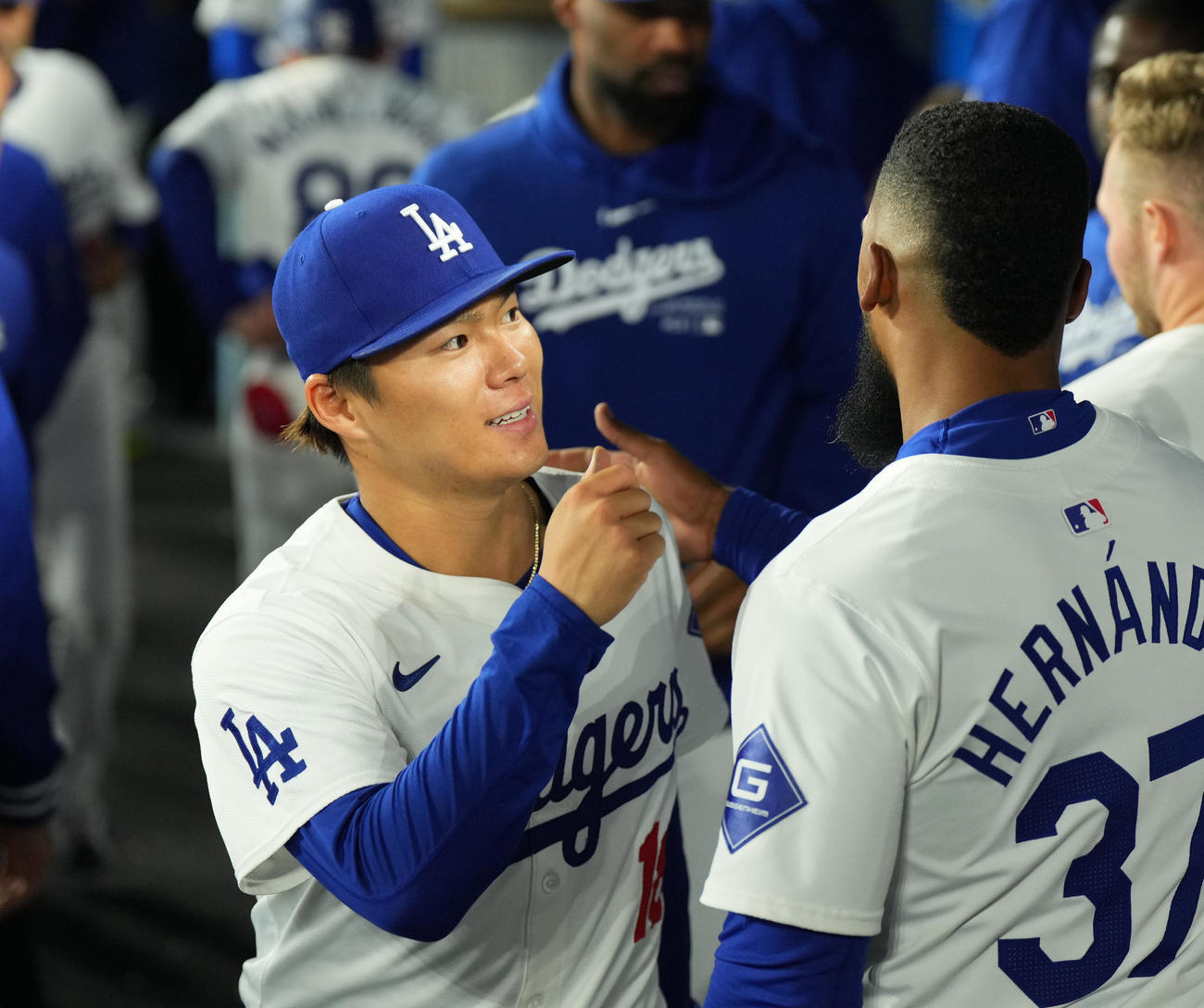 ドジャース対パドレス　5回の投球を終え、T・ヘルナンデス（右）にタッチで迎えられる山本（撮影・菅敏）