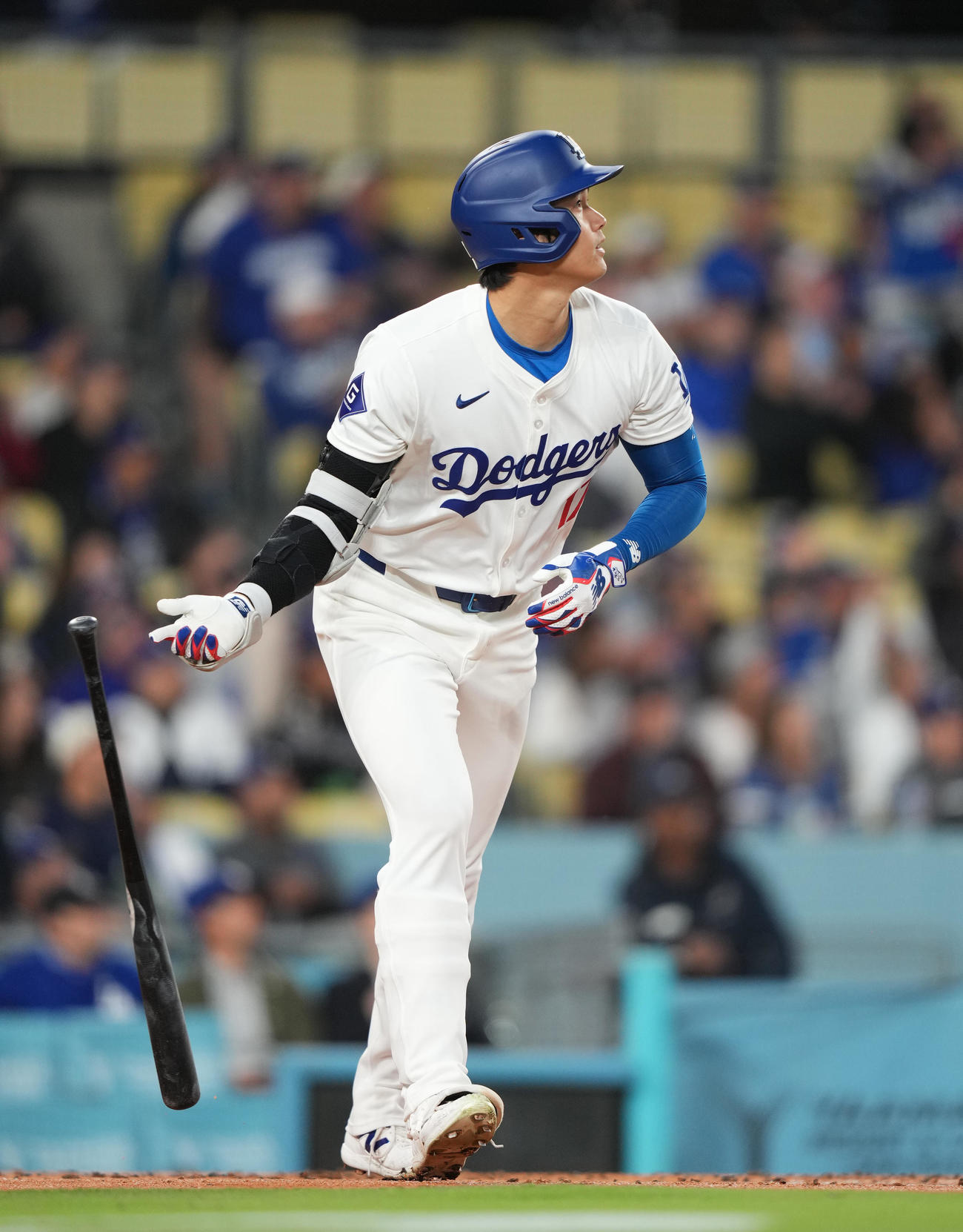 ドジャース対パドレス　1回裏ドジャース1死、左中間に今季4号ソロ本塁打を放つ大谷（撮影・菅敏）