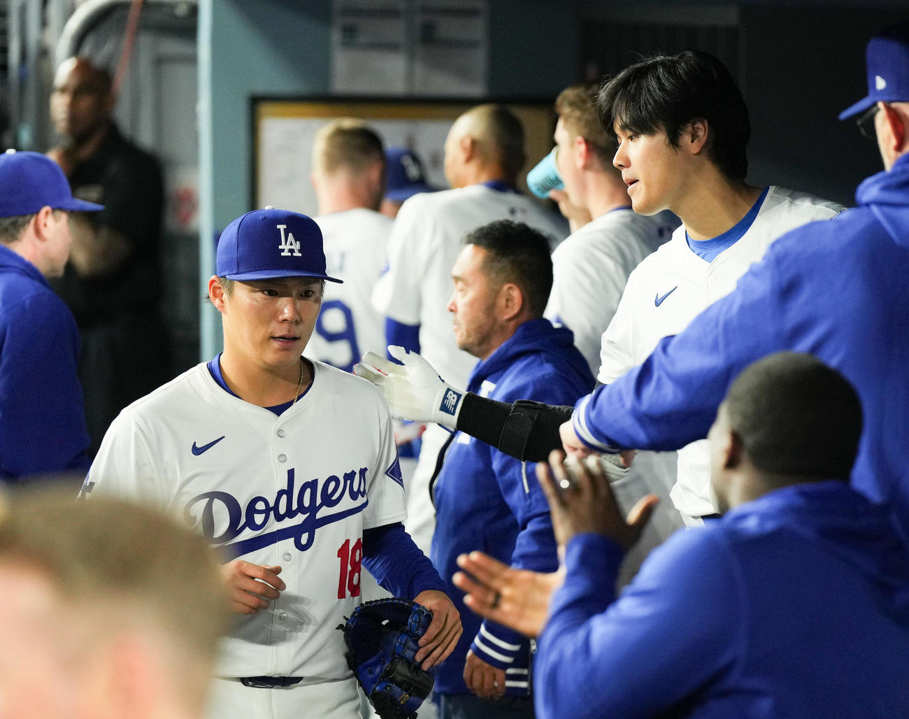 ドジャース対パドレス　4回の投球を終え、大谷（右）に迎えられる山本（撮影・菅敏）