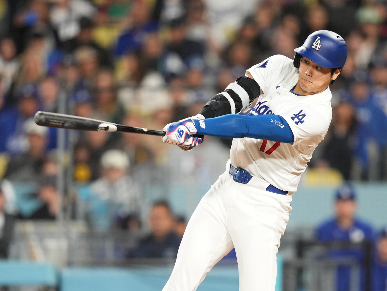 ドジャース対パドレス　7回裏ドジャース1死、右二塁打を放つ大谷（撮影・菅敏）