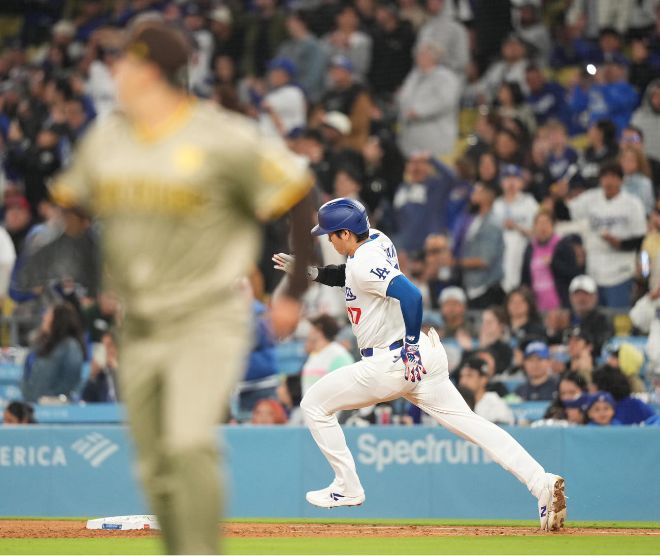 ドジャース対パドレス　7回裏ドジャース1死、松井（手前）から右二塁打を放つ大谷（撮影・菅敏）