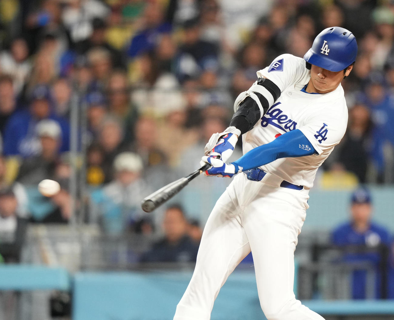 ドジャース対パドレス　7回裏ドジャース1死、右二塁打を放つ大谷（撮影・菅敏）