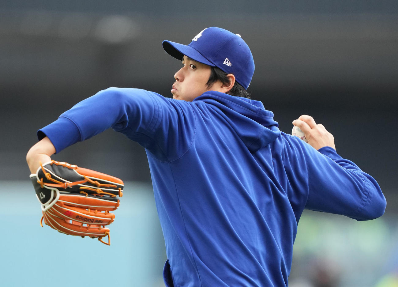 ドジャース対パドレス　試合前、キャッチボールをするドジャース大谷（撮影・菅敏）