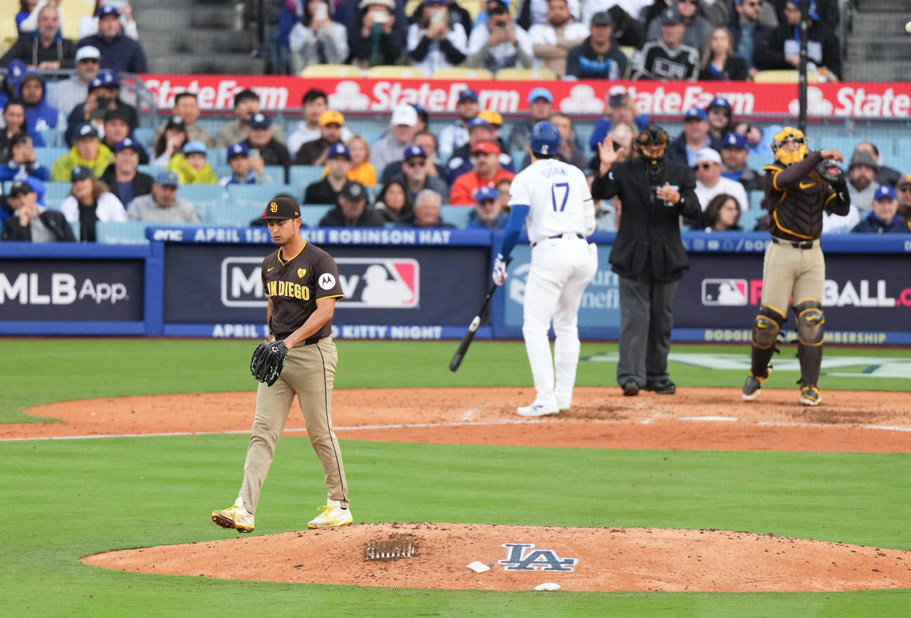 ドジャース対パドレス　5回裏ドジャース1死、大谷を空振りに三振に仕留めるダルビッシュ（撮影・菅敏）