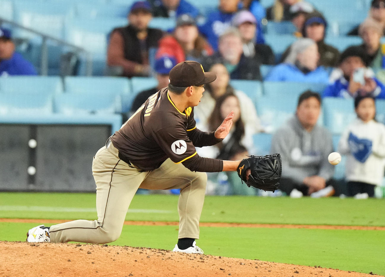 ドジャース対パドレス　7回裏ドジャース2死、ベッツを投直に仕留める松井（撮影・菅敏）