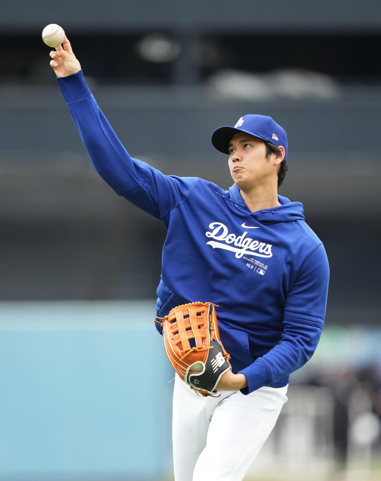 ドジャース対パドレス　試合前、キャッチボールをするドジャース大谷（撮影・菅敏）
