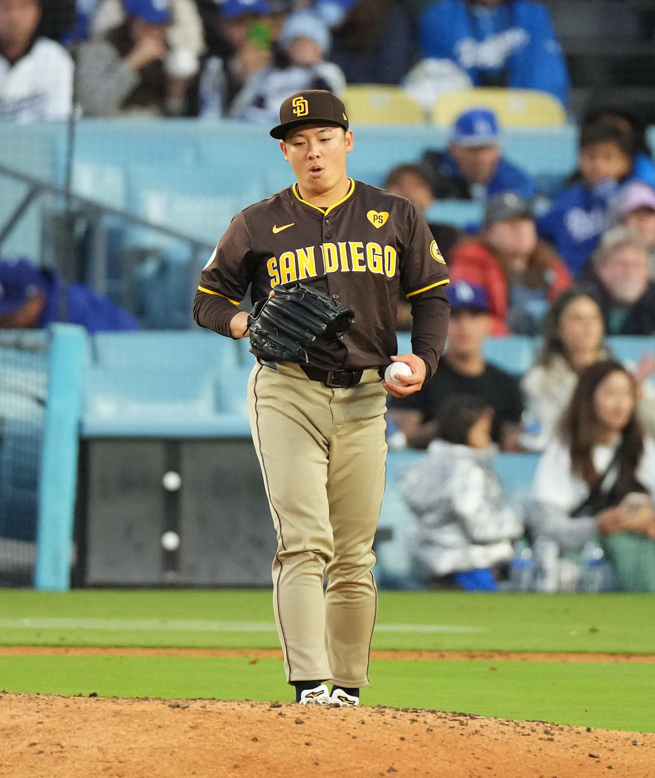 ドジャース対パドレス　7回裏ドジャース2死、ベッツを投直に仕留め、ホッとした表情を見せる松井（撮影・菅敏）