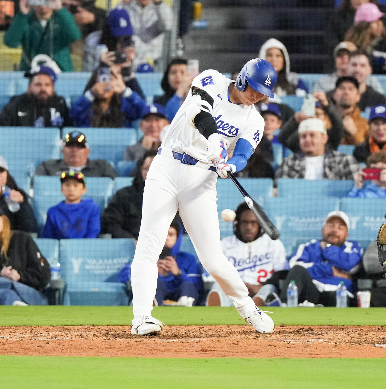 ドジャース対パドレス　8回裏ドジャース無死、中前打を放つ大谷（撮影・菅敏）