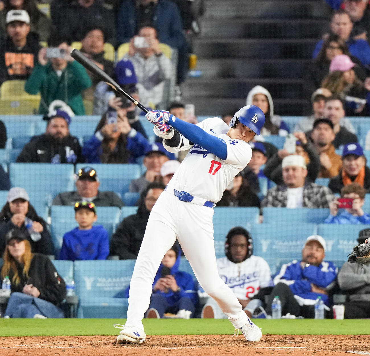 ドジャース対パドレス　8回裏ドジャース無死、中前打を放つ大谷（撮影・菅敏）