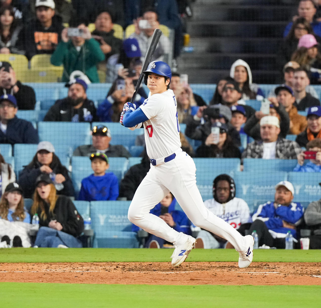 ドジャース対パドレス　8回裏ドジャース無死、遊撃内野安打を放つ大谷（撮影・菅敏）