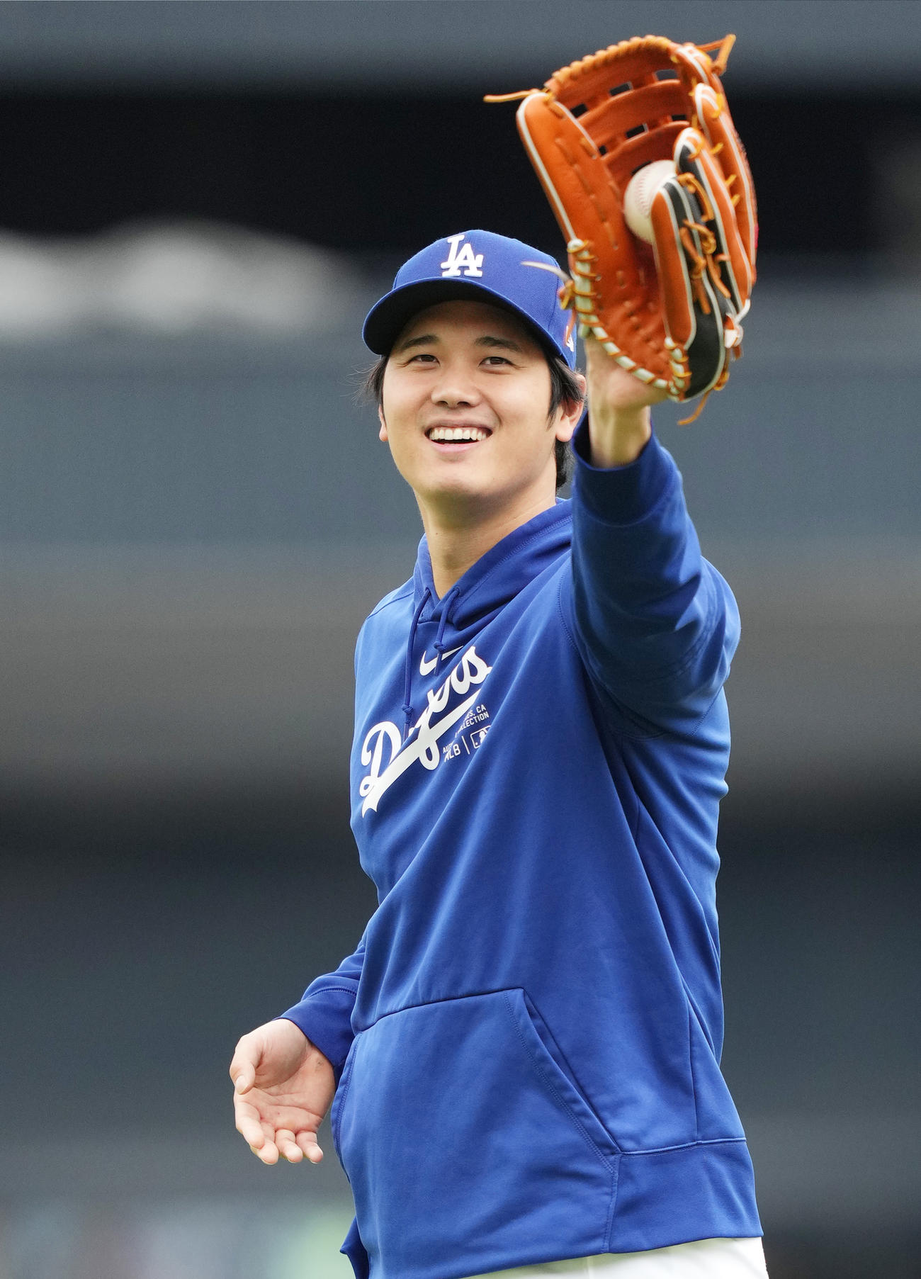 ドジャース対パドレス　試合前、キャッチボールをするドジャース大谷（撮影・菅敏）
