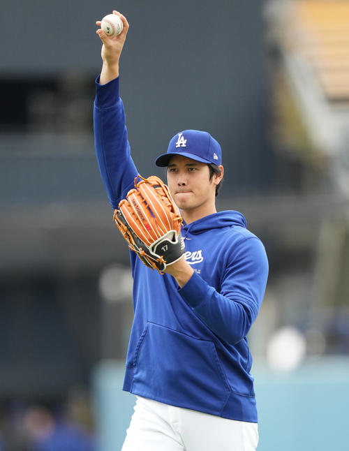 ドジャース対パドレス　試合前、キャッチボールをするドジャース大谷（撮影・菅敏）
