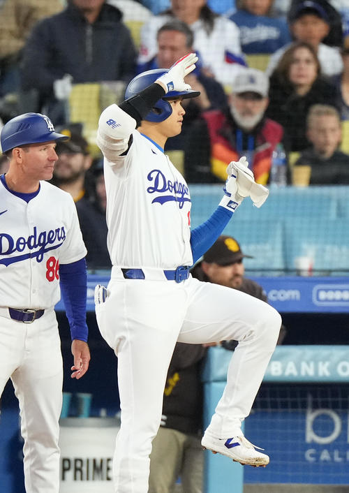 ドジャース対パドレス　8回裏ドジャース無死、中前打を放ち、ポーズをとる大谷翔平（撮影・菅敏）